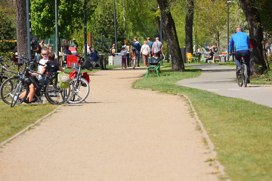Łódź. Majówka na Stawach Stefańskiego w Łodzi. Słowiańska wioska, rowery wodne i grillowanie