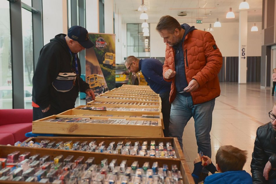 Łódź. Łódzkie Targi Motoryzacyjne w hali Expo Łódź. Klasyki, auta przyszłości, dealerzy i więcej