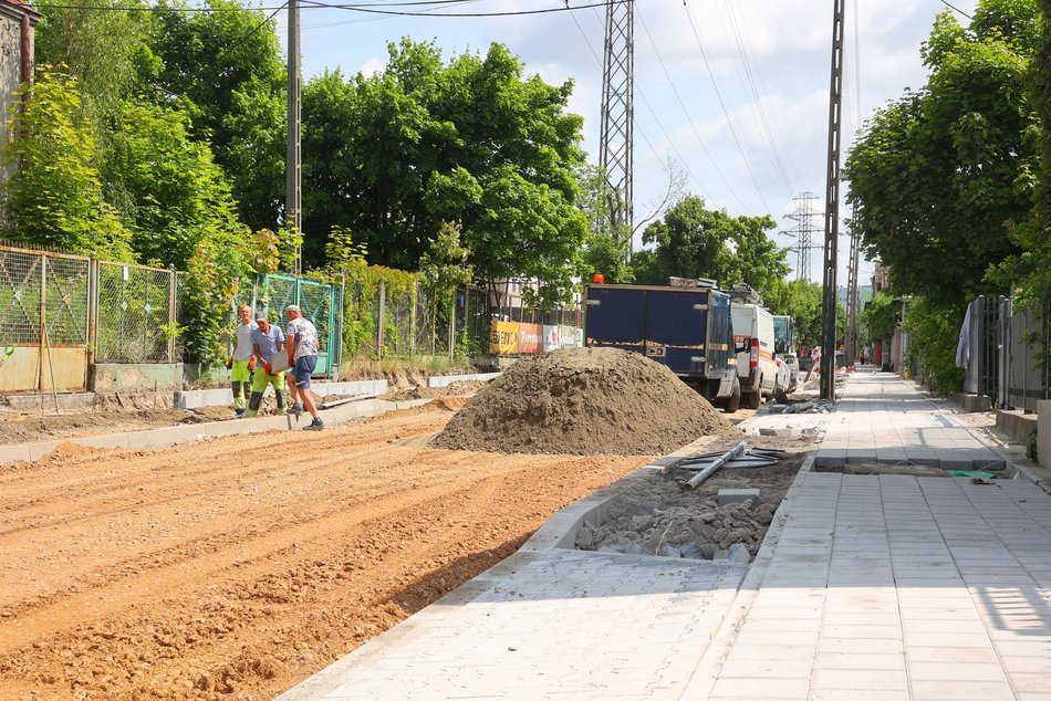Łódź. Remonty dróg na Chojnach w Łodzi. Postępy prac na Tuszyńskiej, Dachowej i Trębackiej