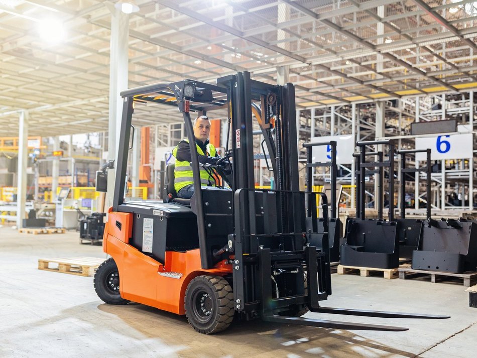 Łódź. Wózek widłowy