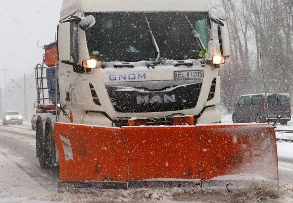 Zima zawitała do Łodzi! 81 pługoposypywarek na łódzkich ulicach