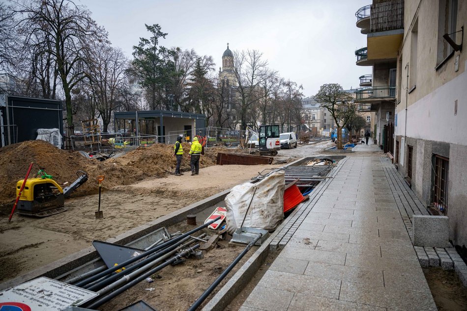 Plac Komuny w remoncie. Zakończyła się budowa chodnika od Sienkiewicza