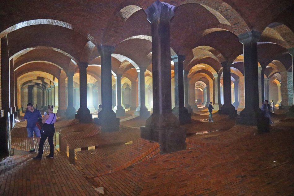 Zwiedzanie podziemnej katedry na Stokach z okazji 600. Urodzin Łodzi