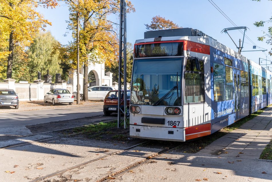 Jak dojechać na cmentarze w Łodzi we Wszystkich świętych 2024