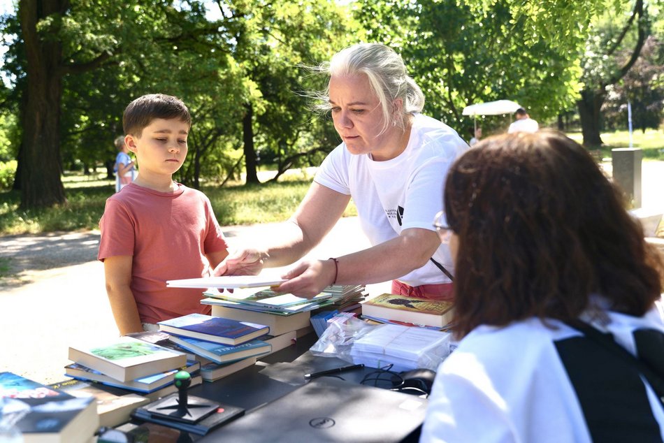 Łódź. Biblioteka w plenerze. Wyjątkowy cykl rozpoczęty w parku Staromiejskim w Łodzi