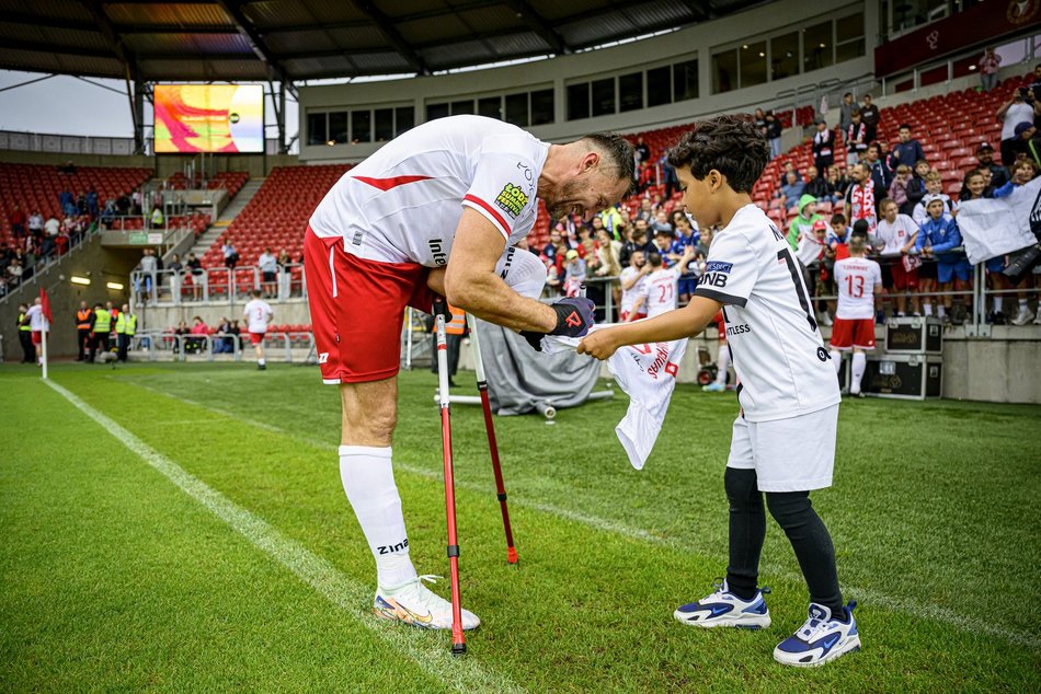Łódź. Mecz Gwiazd w Łodzi. Na murawie Boniek, Krzynówek, Krychowiak