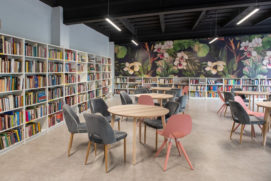 Biblioteka Ferment - regały z książkami