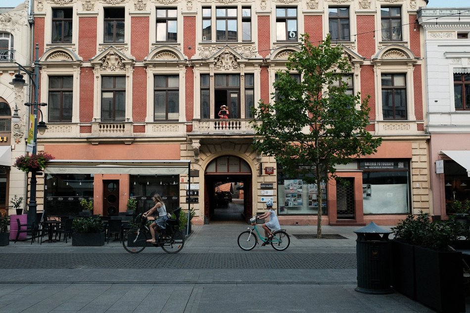 Łódź. Granie na balkonie przy Piotrkowskiej