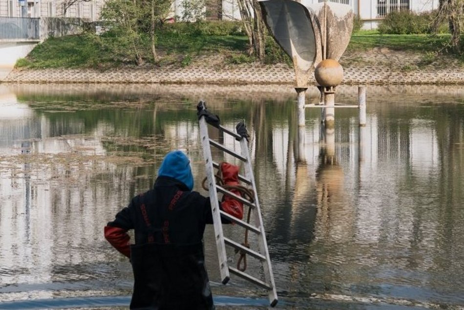 Łódź. Demontują fontannę w Parku Reymonta