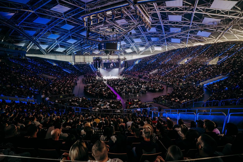 Rafał Pacześ wystąpił w Atlas Arenie. Salwy śmiechu wywołał program „Prokura Tour’a”