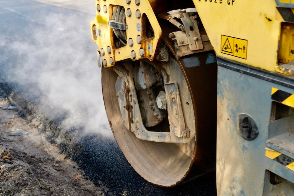Remont Brzezińskiej w Łodzi. Kładą już asfalt na kolejnym odcinku