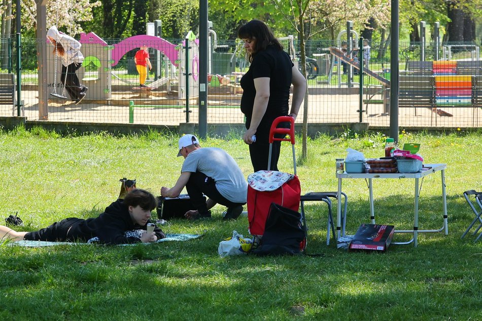 Łódź. Majówka na Stawach Stefańskiego w Łodzi. Słowiańska wioska, rowery wodne i grillowanie