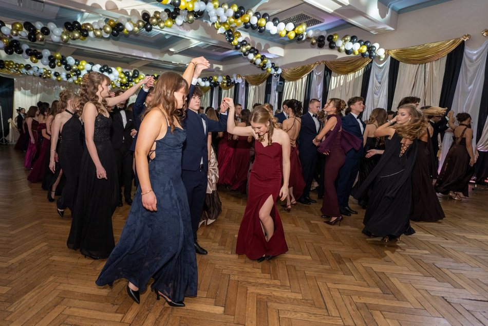 Łódź. Studniówka XXVI LO w Łodzi. Ależ oni zatańczyli... i jak pięknie wyglądali!