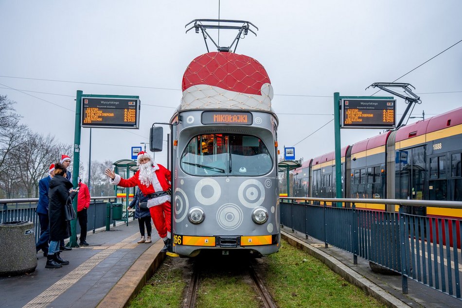 Łódź. Mikołajkowy tramwaj MPK Łódź już pędzi po mieście! Zobacz, jak się prezentuje