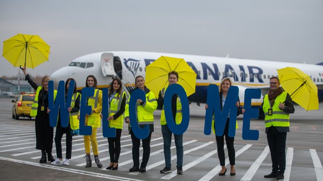 Lotnisko w Łodzi z nowymi kierunkami. Salwa dla samolotu Ryanair z Hiszpanii [ZDJĘCIA]