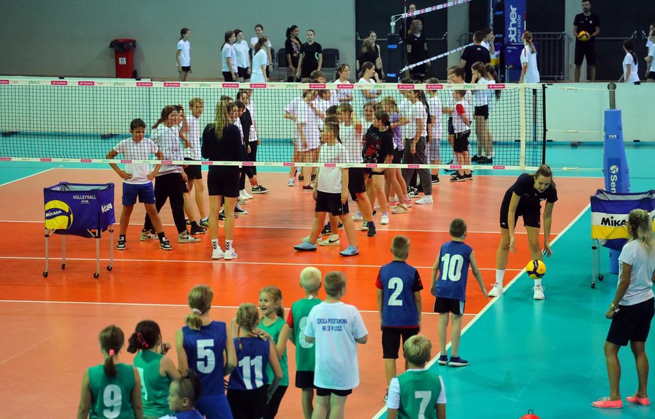 dzieci trenujące siatkówkę