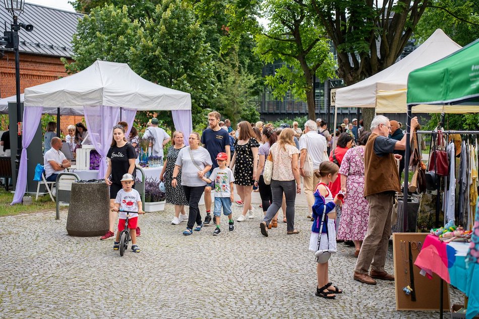 Łódź. Lipcowy targ staroci na Księżym Młynie. Miłośnicy rzeczy z duszą nie zawiedli