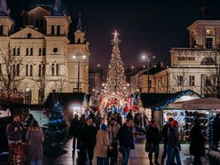 Łódź. Jarmark Bożonarodzeniowy w Łodzi nocą