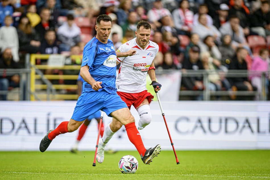 Łódź. Mecz Gwiazd w Łodzi. Na murawie Boniek, Krzynówek, Krychowiak