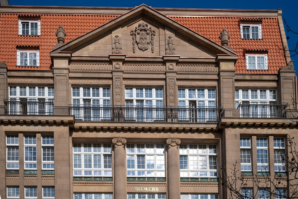 Łódź. Kamienica Siemensa w Łodzi odsłoniła elewację. Zegar, ażurowe balustrady, balkony i więcej