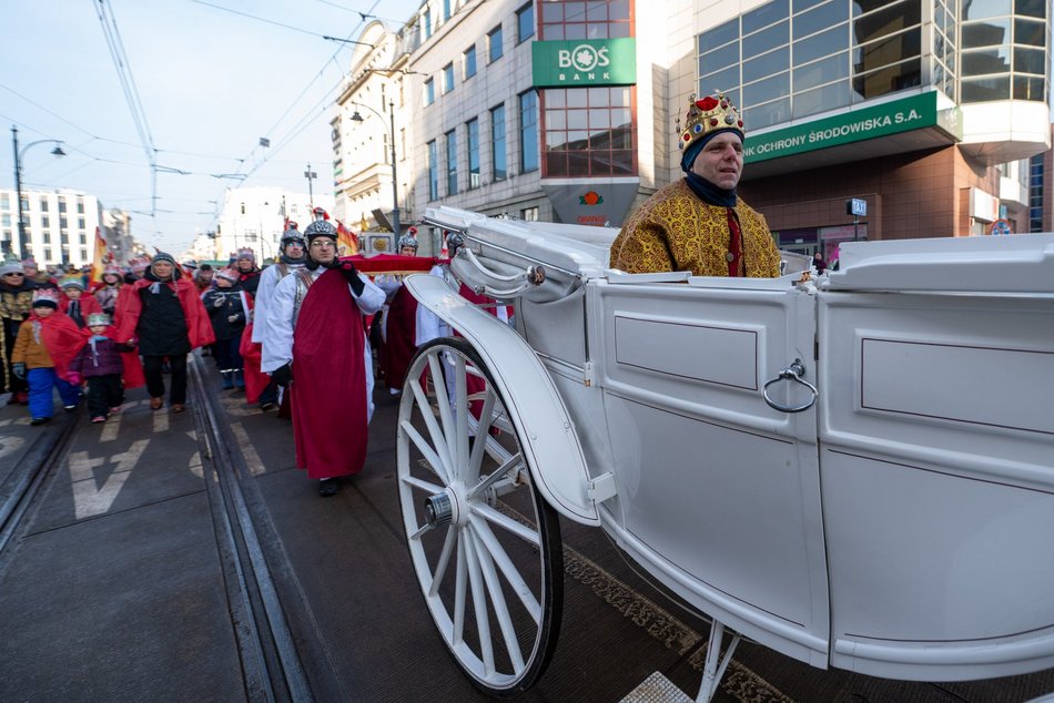 Łódź. Orszak Trzech Króli przeszedł ulicami Łodzi. Radosny pochód przyciągnął tłumy
