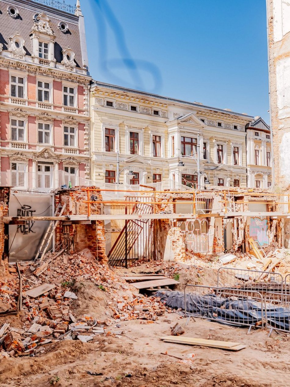 Łódź. „Dziura” przy Piotrkowskiej 58 w Łodzi znika na naszych oczach! Prace wystartowały!