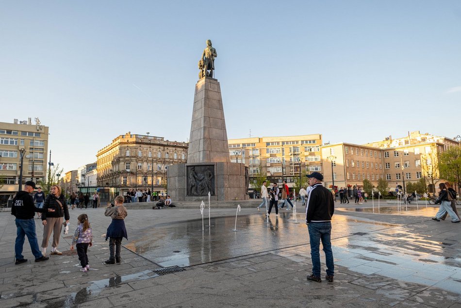 Łódź. Plac Wolności w Łodzi tętni życiem. To jedno z najpopularniejszych miejsc spotkań!