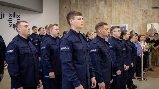 Kilkuset nowych policjantów w Łodzi. Rekordowe zainteresowanie służbą w 2025 roku! [SZCZEGÓŁY]
