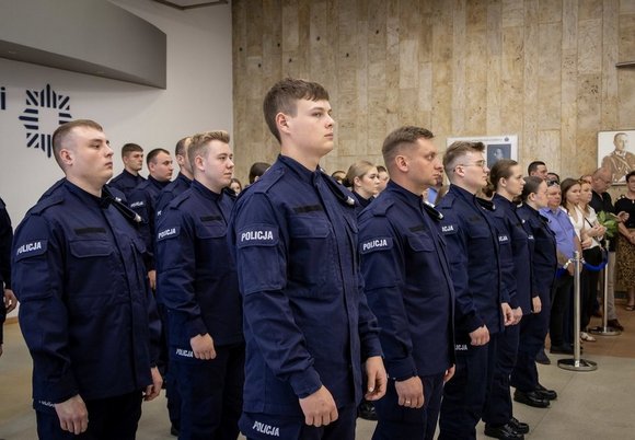 Łódź. Nowi policjanci podczas ślubowania