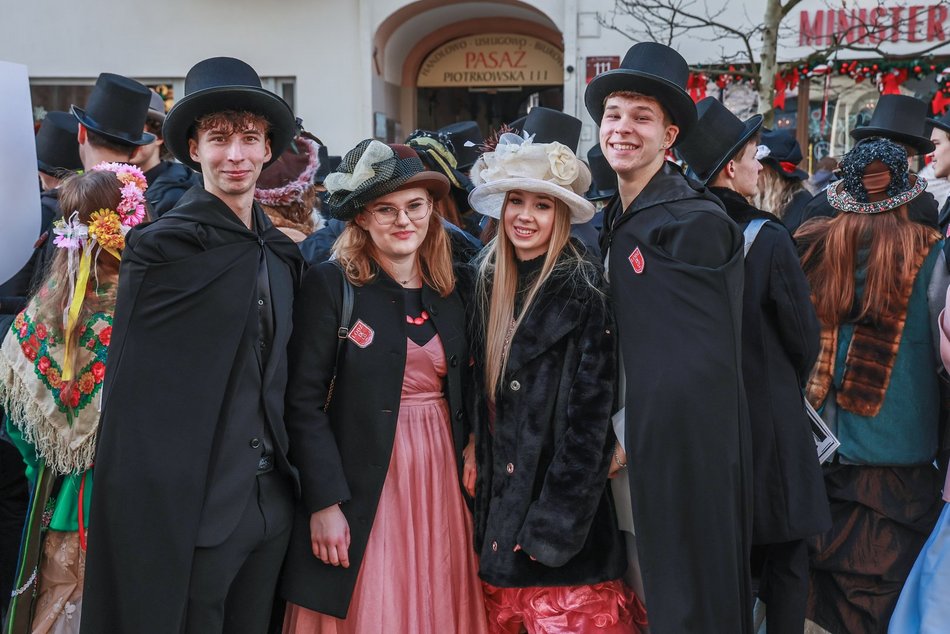 Łódź. Polonez dla Łodzi. Tłumy maturzystów zatańczyły na Piotrkowskiej. Razem z nimi łodzianie!