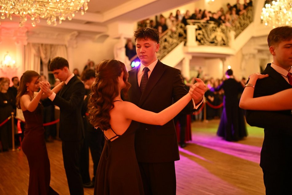 Studniówka III LO w Łodzi. Szyk i elegancja w Białym Pałacu