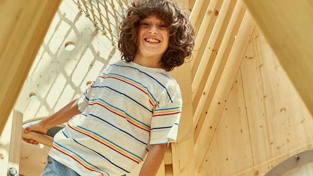 Plac zabaw przypominający drzewo? Szwedzka Wioska w Porcie Łódź już otwarta 