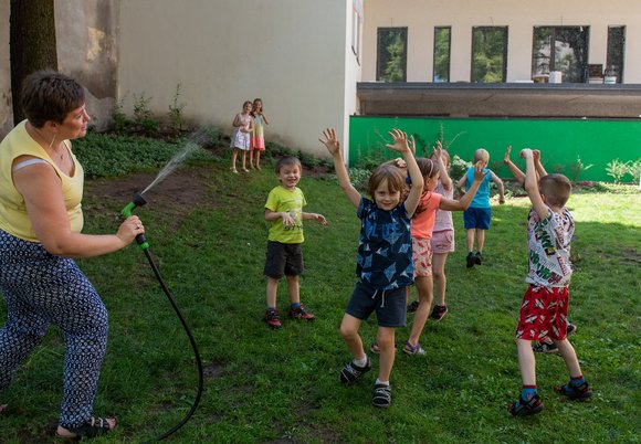 Dzieci na przedszkolnym ogródku 