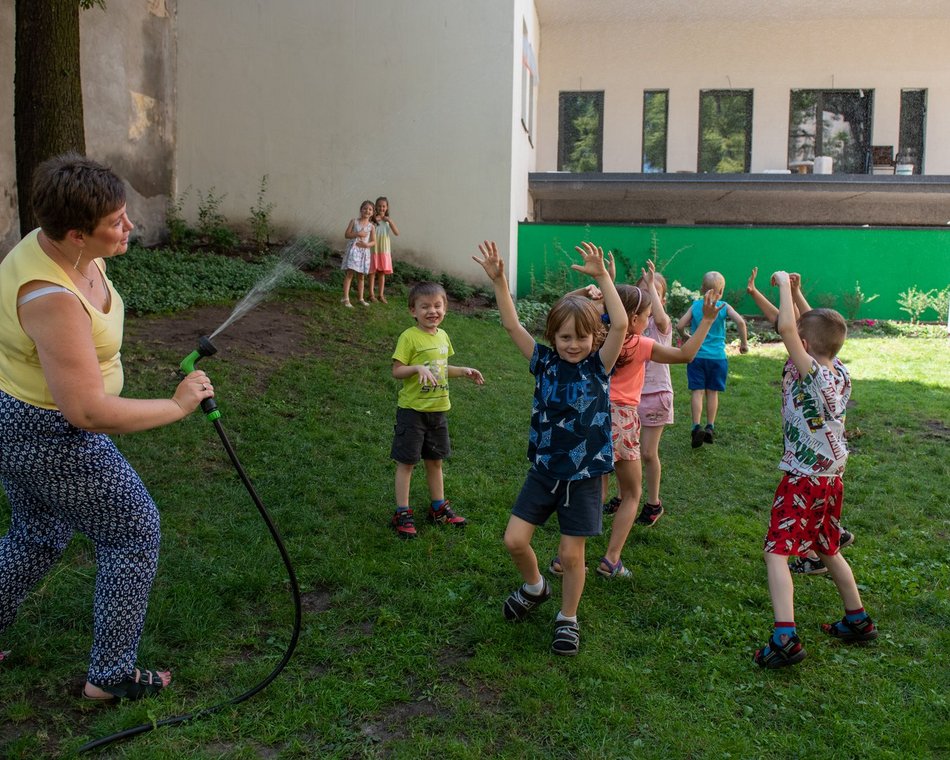 Dzieci na przedszkolnym ogródku 