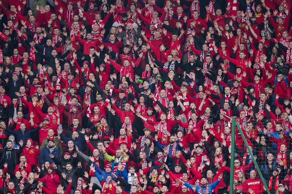 kibice na trybunach stadionu