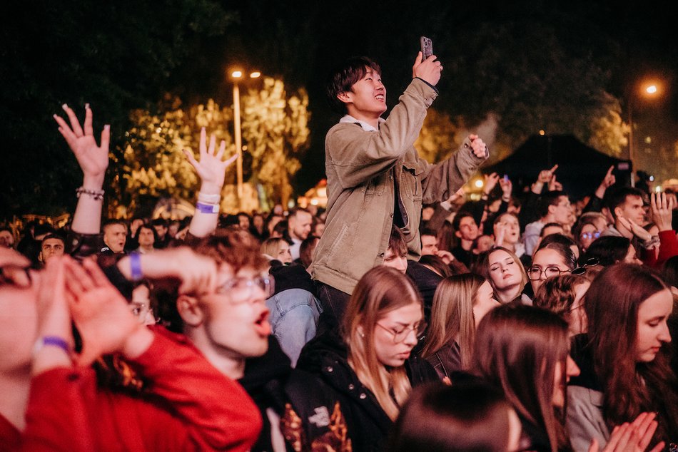 Łódź. Juwenalia 2025 w Łodzi. Pierwsze koncerty na Lumumbowie przyciągnęły tłumy