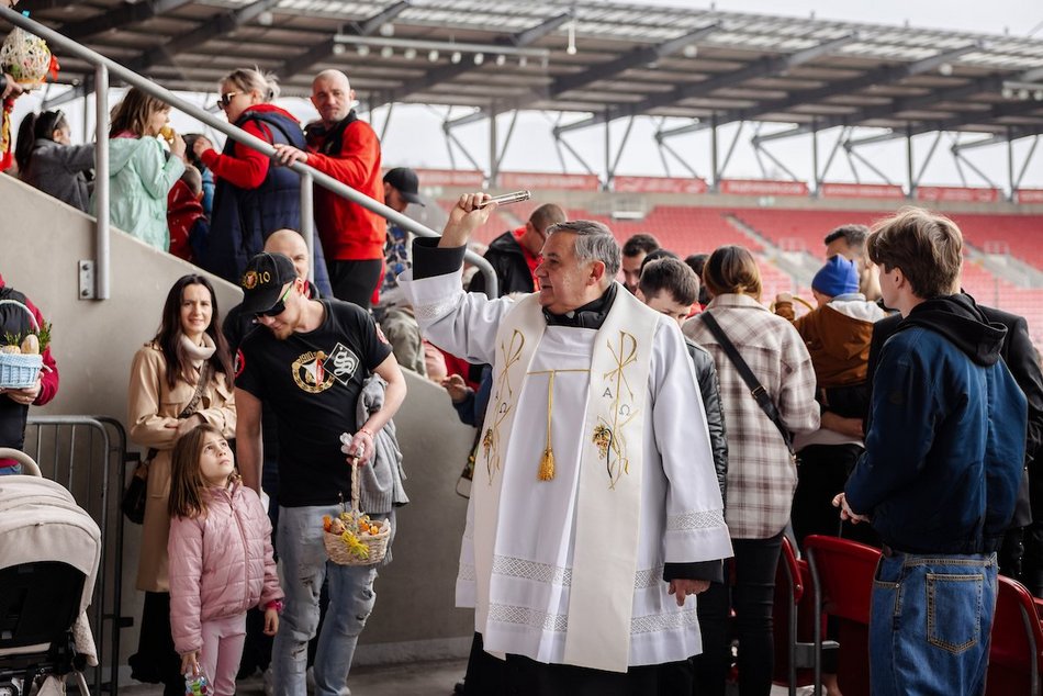 Łódź. Święcenie pokarmów na stadionie Widzewa Łódź