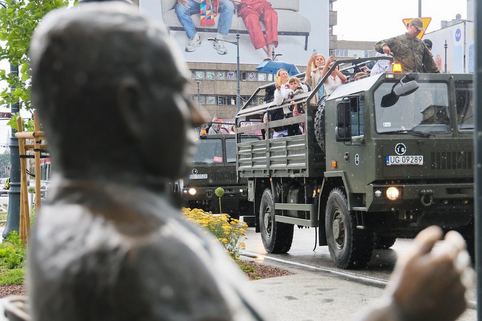 Łódź. Parada przed meczem Gortat Team vs NATO Team