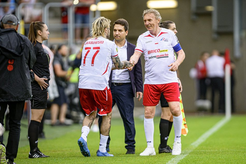 Łódź. Mecz Gwiazd w Łodzi. Na murawie Boniek, Krzynówek, Krychowiak