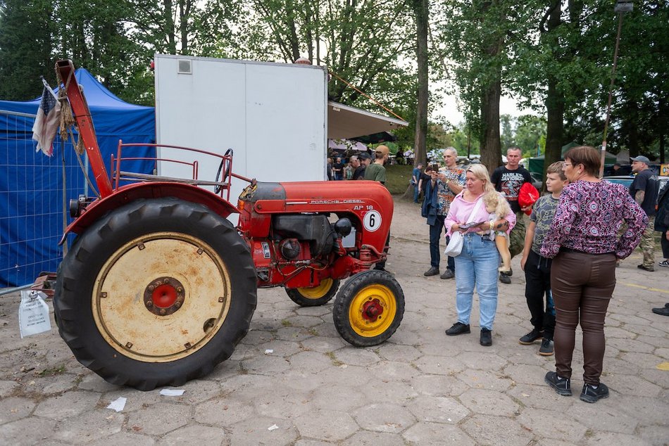 Łódź. Moto Weteran Bazar w Łodzi. Prawdziwy raj dla kolekcjonerów zabytkowych pojazdów
