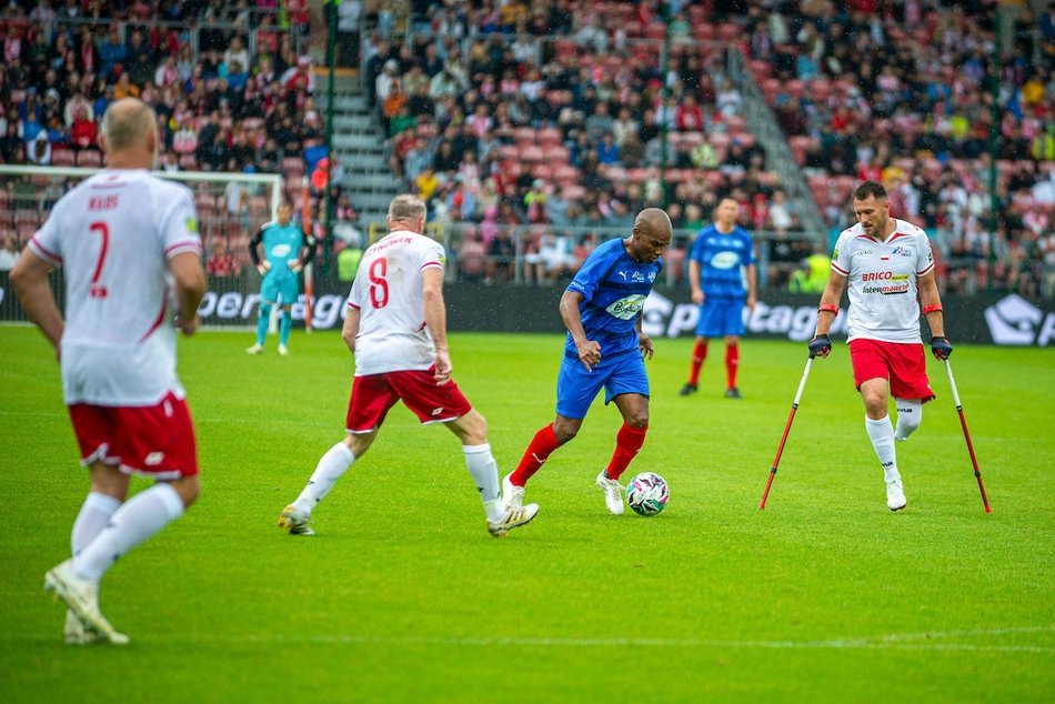 Łódź. Mecz Gwiazd w Łodzi. Na murawie Boniek, Krzynówek, Krychowiak