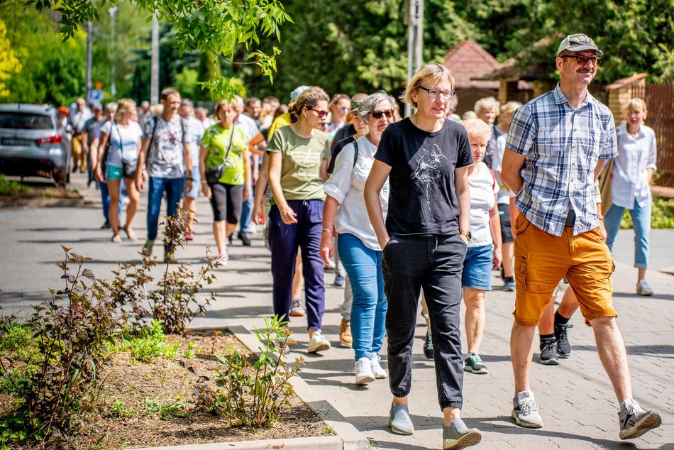 grupa ludzi spaceruje w naturze