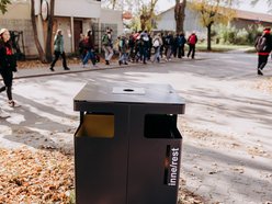 Nowoczesne kosze na śmieci na ulicach Łodzi