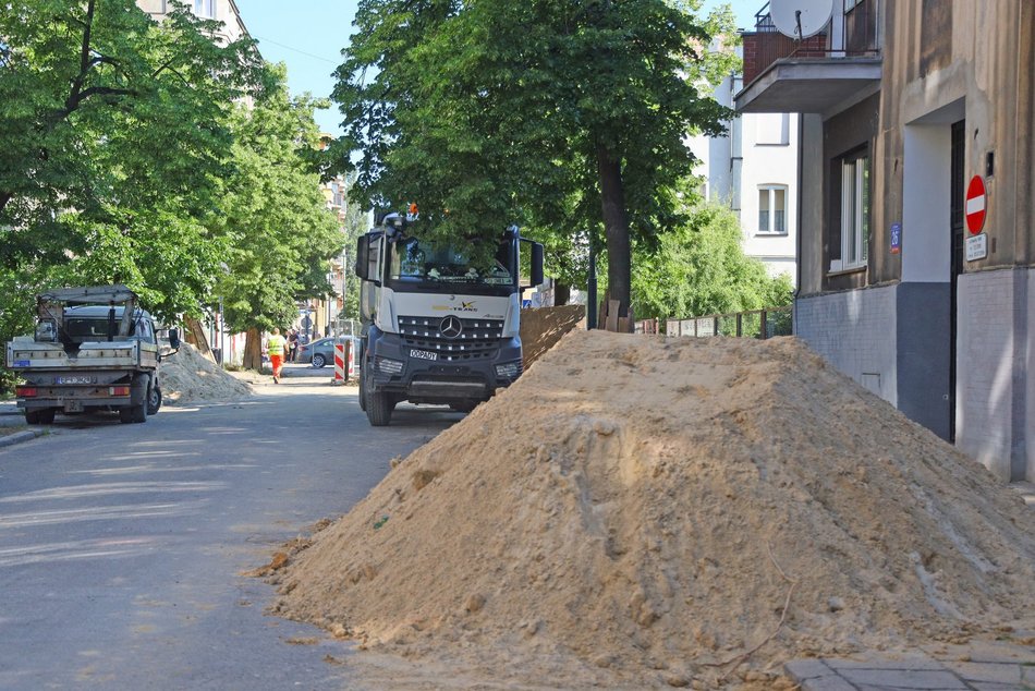 Remont ulicy Lipowej - robotnicy i maszyny na placu budowy