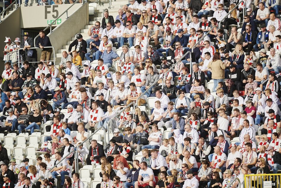 kibice na trybunach