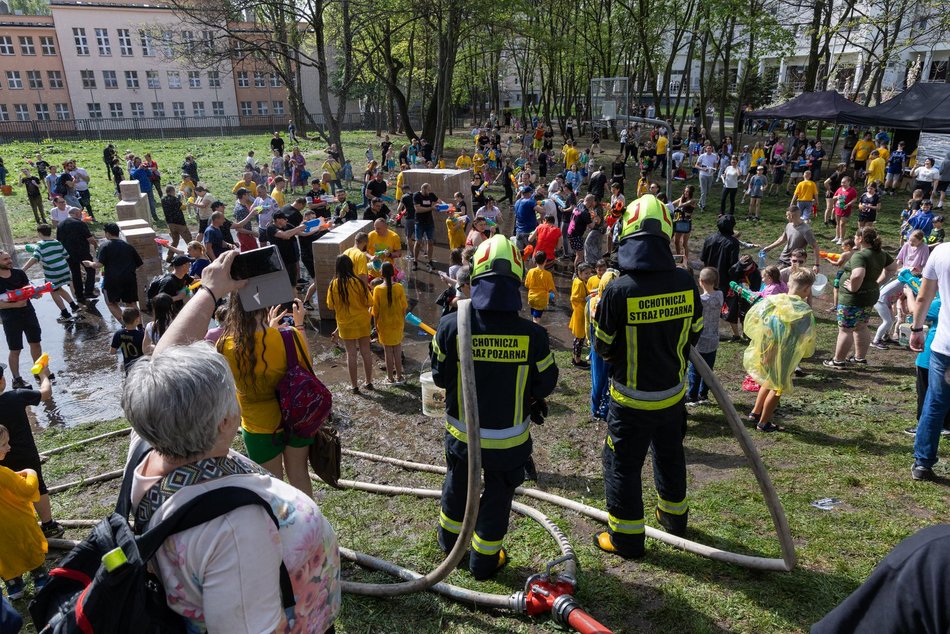 Bitwa wodna na Manhattanie w Łodzi. Śmigus-dyngus pełną parą!