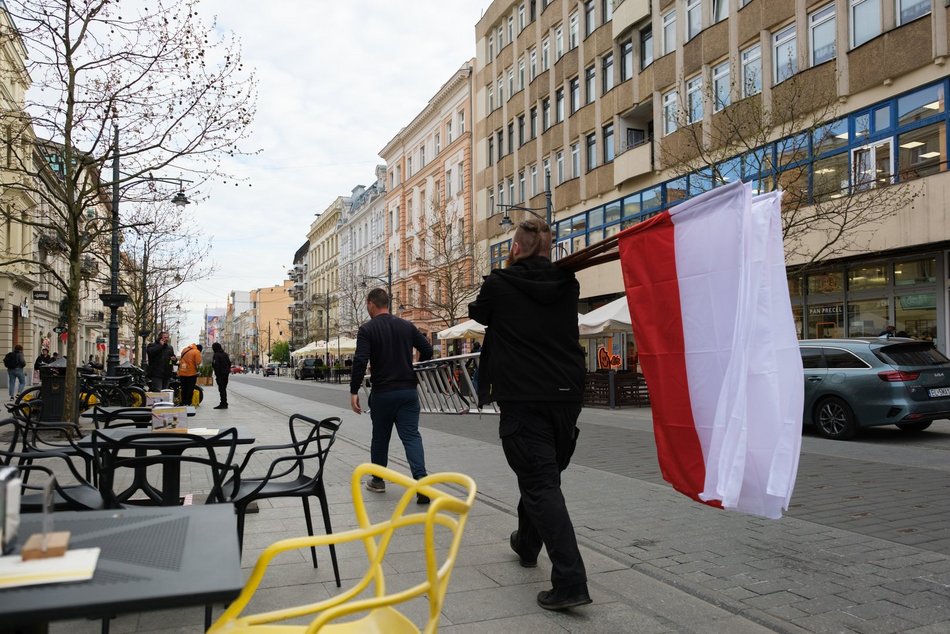 Łódź. Piotrkowska w biało-czerwonych barwach. Łódź gotowa na majówkę!