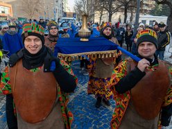 Łódź. Orszak Trzech Króli przeszedł ulicami Łodzi. Radosny pochód przyciągnął tłumy