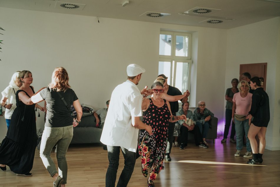 Łódź. Niedzielna potańcówka przy Piotrkowskiej. Pełno tańca, muzyki i dobrej energii!