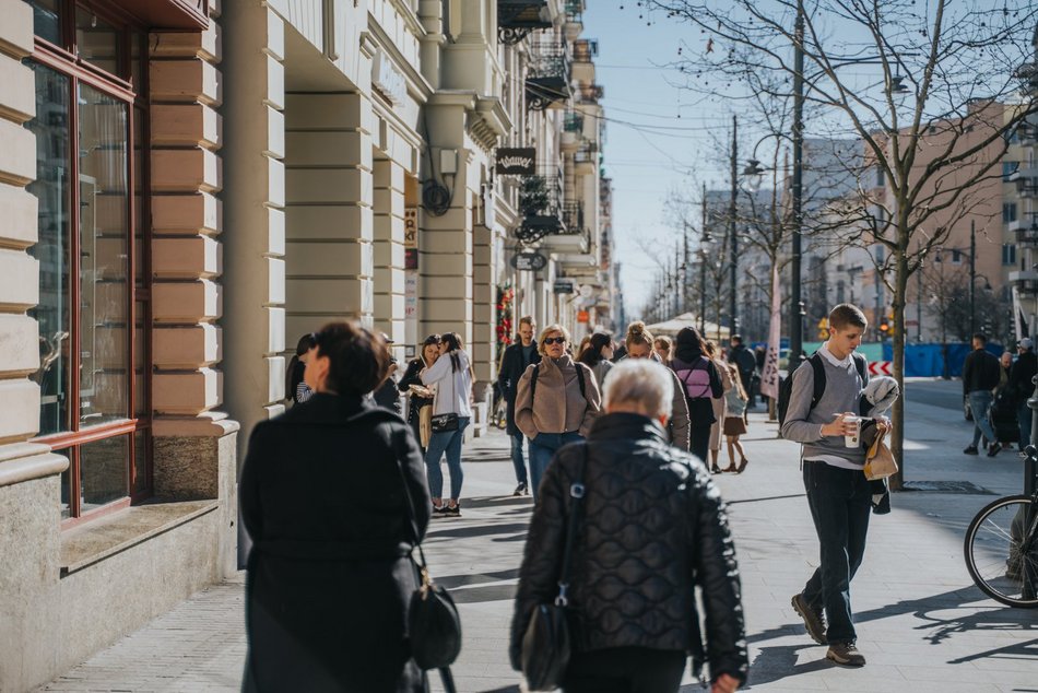 Łódź. Łódź nie tęskni za zimą! Tłumy Łodzian spacerowały po Piotrkowskiej i Parku Staromiejskim